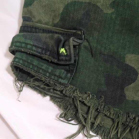 We The Free Button Fly Cutoff Shorts, Color Camouflage Size 8 - Picture 8 of 15